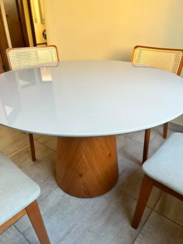 Mesa Redonda Madeira (Não tem cadeiras)