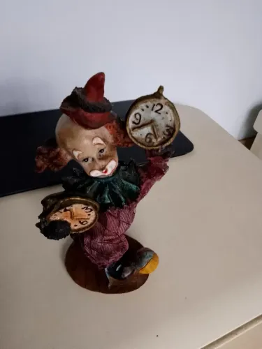 Boneco palhaço em biscuit.