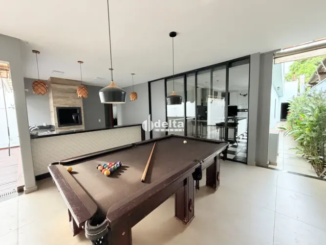 Casa alto padrão com 4 quartos sendo 1 suíte disponível para locação no bairro Santa Mônic