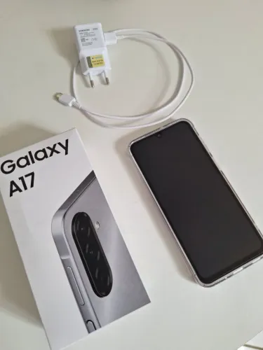 Galaxy A17 256GB com dois meses de uso. Celular sem detalhes.
