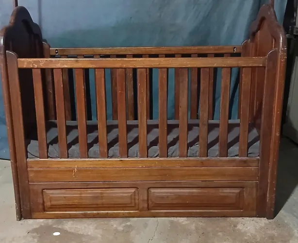 Berço com gavetas de madeira 