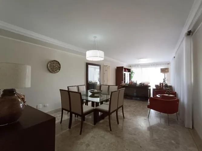 EXCELENTE APARTAMENTO DE FRENTE PARA A PRAIA GONZAGA REFORMADO TRÊS QUARTOS UMA VAGA