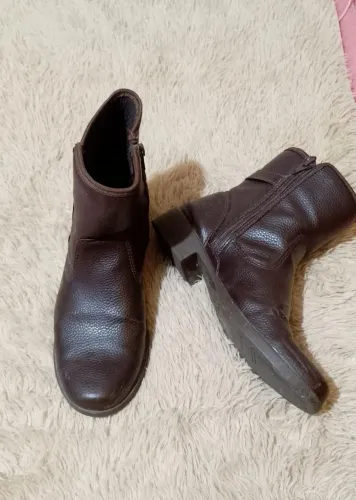 Bota cano curto de couro