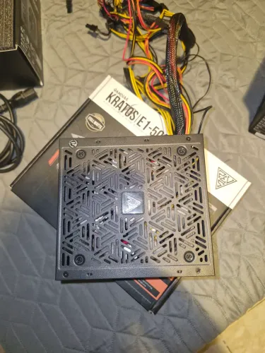 Vende-se fonte GAMDIAS E1-500W + 6 FANS TGT