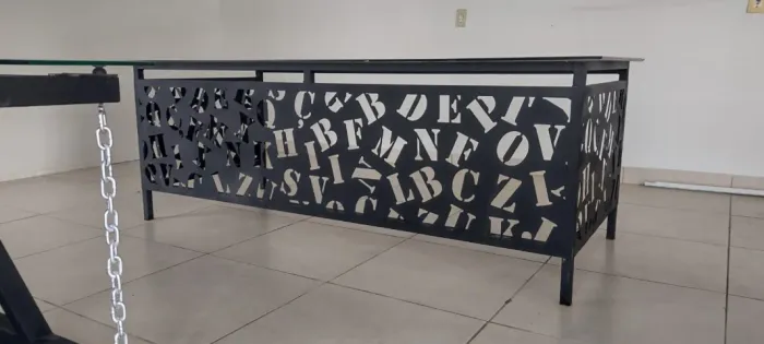 Duas mesas de ferro 205 x 90 cm, tampo de vidro reaproveitado
