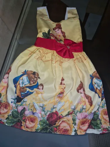 Vestido temático Princesa Bela, princesinha Sofia e Stich 