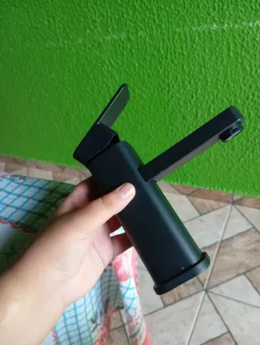 Torneira quadrada preta quente e fria