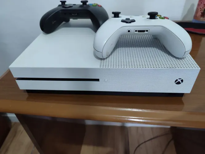 Xbox one S com dois controles e vários jogos