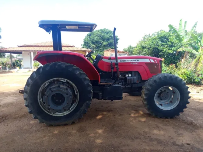 Trator Massey Ferguson 4297, grade aradora, rocadeira