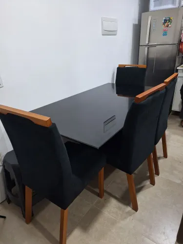 OPORTUNIDADE ÚNICA! Mesa de Jantar com 6 cadeiras