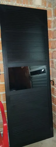 Vendo porta de  alumínio 