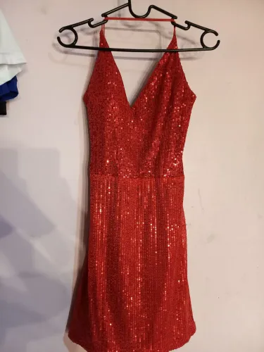 Vestido vermelho brilhoso