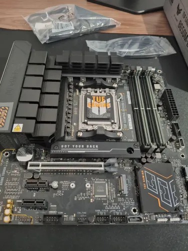 Placa-mãe B650M-E Wifi DDR5 - 1 mês de uso