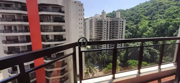 Apartamento com 3 quartos em prédio com piscina