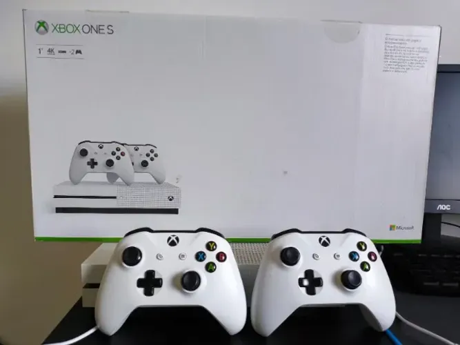 Xbox One S 1TB Branco (Mod. 1681) + 2 Controles Originais - Muito Conservado