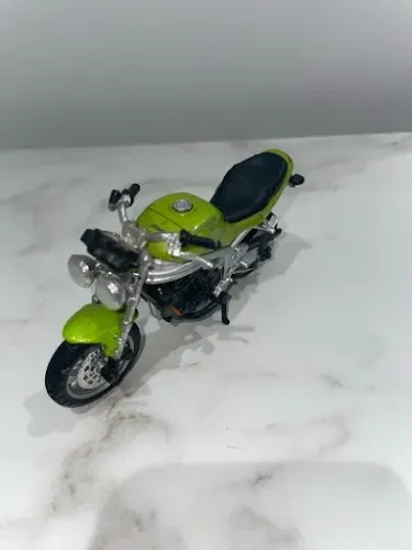 Miniatura Triumph Speed Triple - Escala 1:18 Maisto (Verde / Nuclear Red Green)