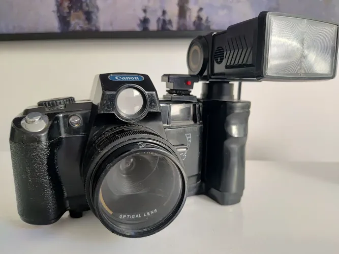 Câmera Analógica Canon com Flash - Vintage - No Estado