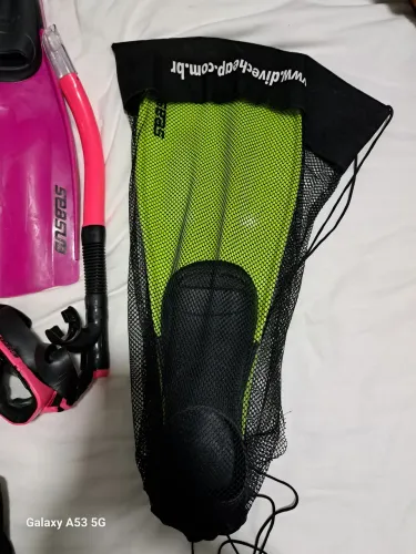 Snorkel e dois nadadores sub sea