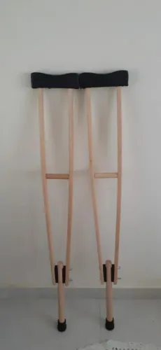 Muletas de madeira