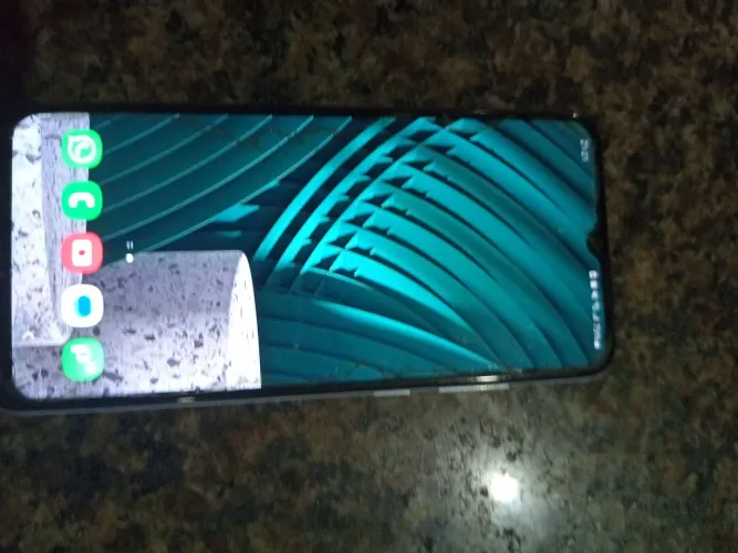 Celular está em ótimo estado de conservação somente marcas de uso