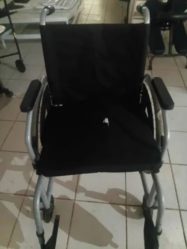 Cadeira de rodas Polior, praticamente nova, pouco uso.