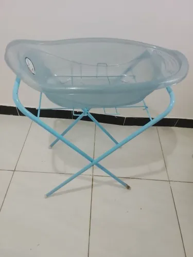Banheira de menino com suporte