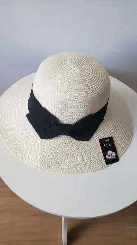 Dois Chapéus e uma viseira feminino
