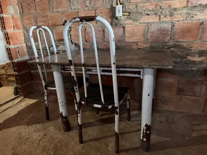 Mesa de mármore apenas com 2 cadeiras