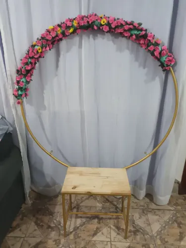 Arco com banqueta para decoração de festa.