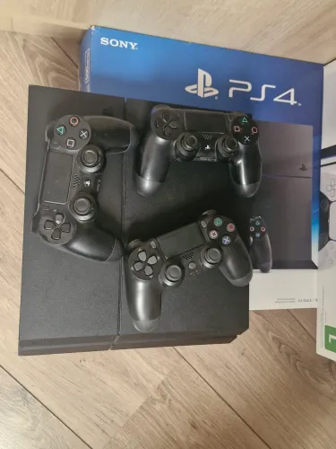 Ps4 500 Gb + 3 controles (versão sistema 13.5)