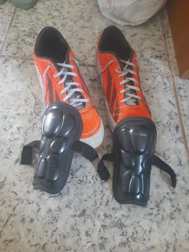 Vendo chuteira tamanho 41 com caneleira 