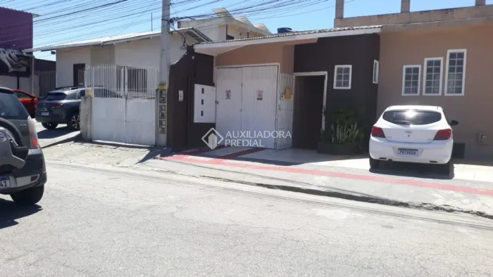 Prédio com 17 JKs no bairro Barreiros