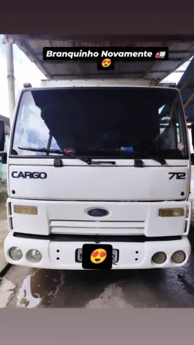 Vendo caminhão Ford Cargo 712, ano 2011.