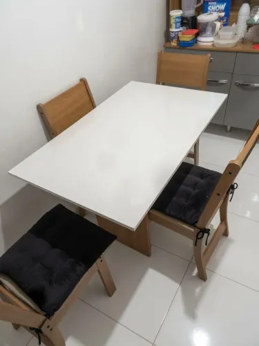 Armário de cozinha e mesa com cadeiras