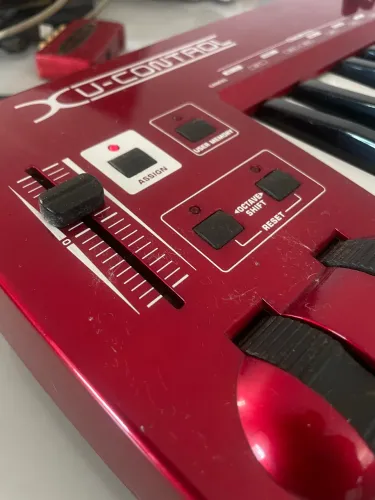 Teclado Controlador BEHRINGER UMX610 e interface de áudio USB UCA 222 Behringer
