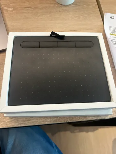 Mesa Digitalizadora Wacom Intuos S Preta (Caneta Criativa) - Com Caneta, cabo USB e caixa