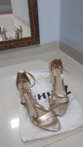 Salto alto Schutz dourado N38