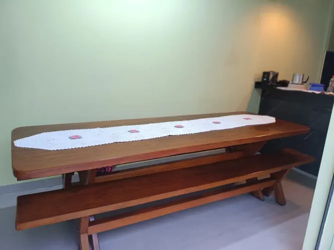 Mesa em Madeira Maciça+ Bancos