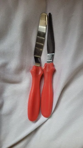 Conjunto com 2 espátulas para bolos cabo vermelho 