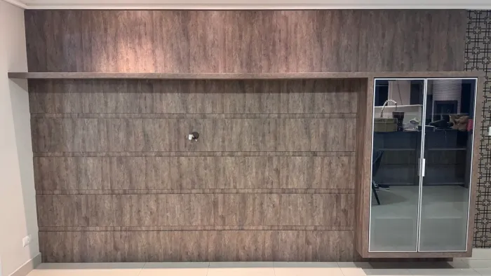 Painel para tv com cristaleira