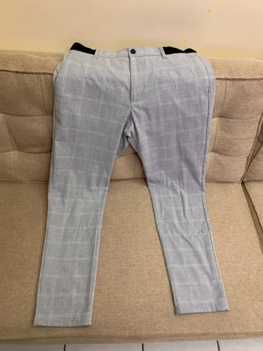 Calça social da zara masculina com estampa xadrez na cor cinza claro