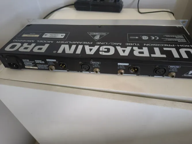 Pré amplificador Ultragain Mic Pro 2200