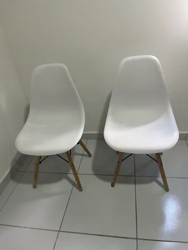 Vende-se duas cadeiras brancas 