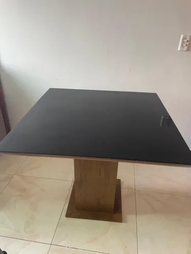 MESA DE JANTAR COM TAMPO DE VIDRO - R$ 300,00