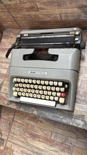 Maquina de escrever antiga 