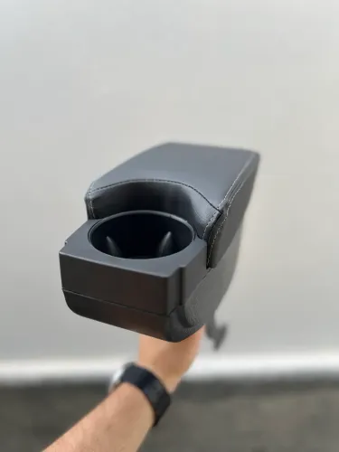 Apoio de braço com porta copos