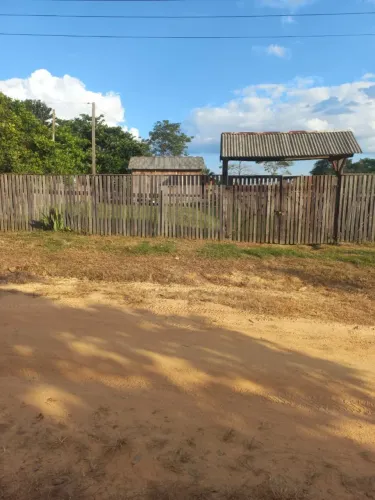 Vendo um terreno com casa 6×5 terreno mede 12×50todo cercado.