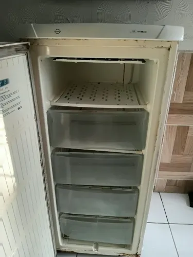 Vendo freezer Electrolux 1,8litros vertical