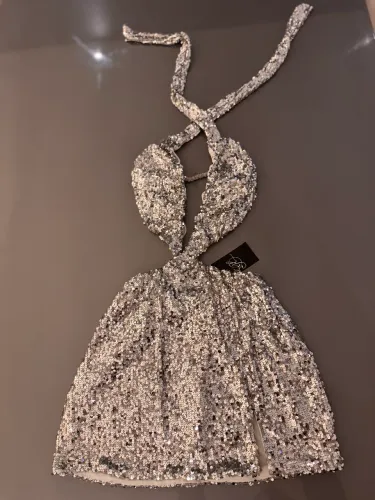 VENDO VESTIDO EM PAETÊ PRATA NOVO COM ETIQUETA FEITO POR DESIGN DE MODA