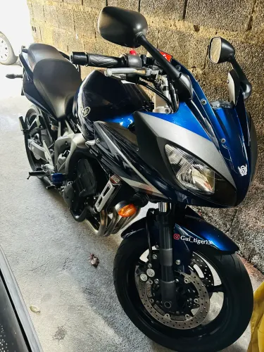 Fazer 600s muito nova 2dono. Troco por saveiro